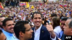 El presidente interino de Venezuela, Juan Guaidó, durante una multitudinaria manifestación de apoyo a su llegada a Caracas.