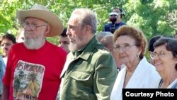 Fidel Castro, su hermano Ramon (I), Angelina (2nd derecha) y Agustina Castro (derecha).