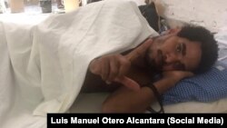 Luis Manuel Otero Alcántara, durante su huelga de hambre de noviembre de 2020, en la sede del Movimiento San Isidro.