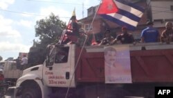 Colectivos recorren las calles de Caracas ondeando una bandera cubana. Tomado de un video de AFP