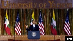 El presidente estadounidense Barack Obama pronuncia una conferencia en la Universidad de Rangún, Birmania.