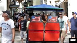 Turistas en una calle de La Habana.