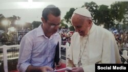 Leonardo Fernández Otaño junto al Papa Francisco durante la visita del sumo pontífice a Cuba, en septiembre de 2015. (Foto: Facebook)