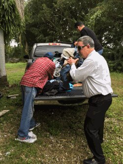 Exiliados recogen ropa donada para los cubanos.