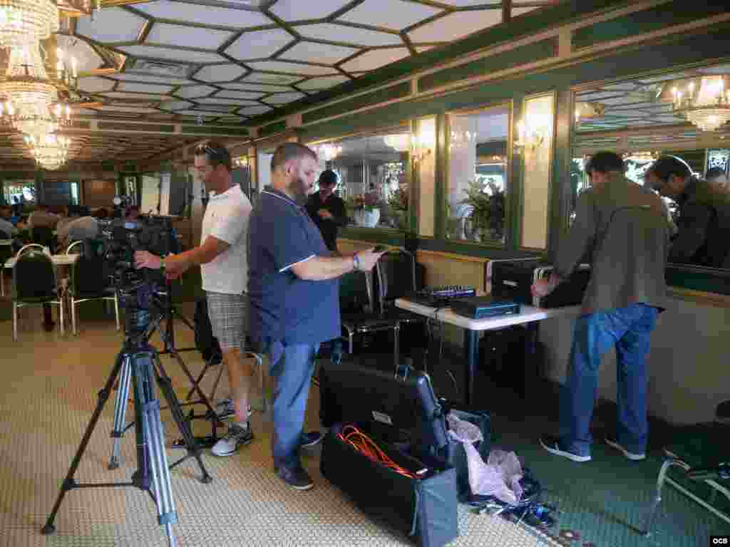 Vista general del personal técnico trabajando en los preparativos de la programación en vivo desde el restaurant Versailles en la Pequeña Habana, celebrando la independencia de la nación cubana. Fotografía Roberto Koltun OCB Staff.