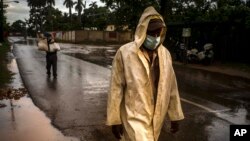 El uso del nasobuco será obligatorio dentro y fuera del hogar en las zonas aisladas por focos de contagio. (AP/Ramón Espinosa)