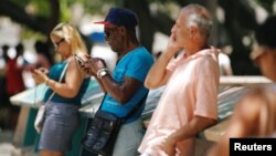 Las llamadas telefónicas pueden ser interceptadas por el gobierno en Cuba durante 24 horas sin una orden de la fiscalía, de acuerdo con el Decreto-Ley 389.