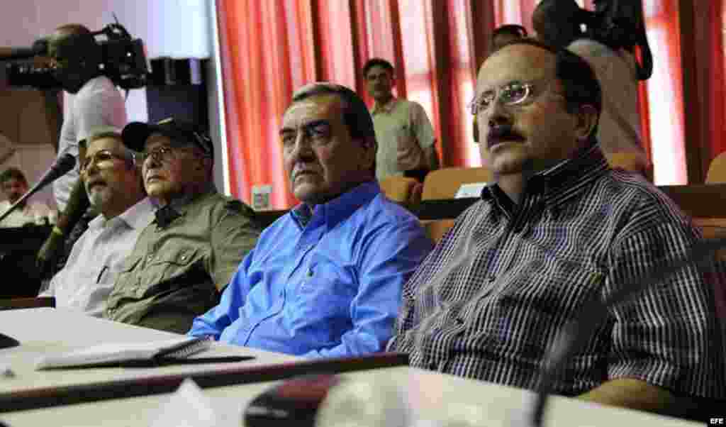 De izquierda a derecha, los integrantes de las Fuerzas Revolucionarias de Colombia (FARC), Marco León, Ricardo Téllez, Mauricio jaramillo y Andrés París participan hoy, jueves 6 de septiembre de 2012, en una conferencia de prensa en La Habana (Cuba).