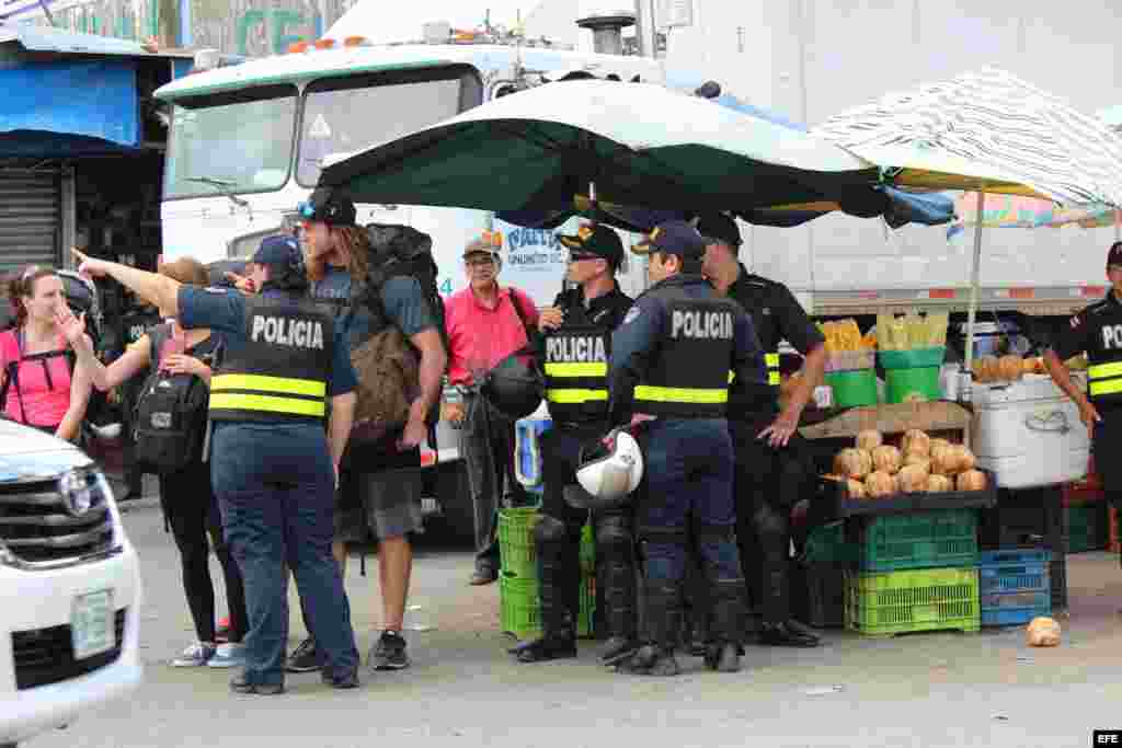 Policías de Costa Rica caminan por la zona fronteriza con Panamá hoy, jueves 14 de abril de 2016.