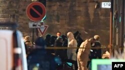 Policía forense busca evidencia en el sitio donde fue abatido Cherif Chekatt, presunto autor del tiroteo de Estrasburgo.