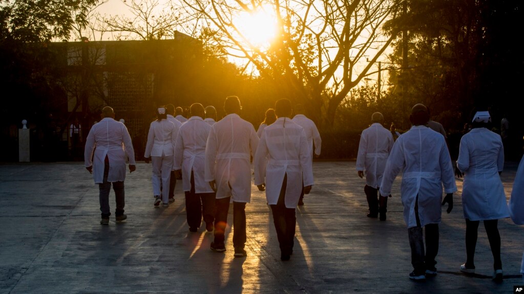 Una brigada de médicos cubanos que trabajarán en el exterior para combatir el COVID-19.