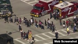 Rescatistas evacúan a los estudiantes de la secundaria Marjory Stoneman Douglas, en Parkland, Florida.