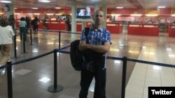 Michel Matos en el aeropuerto de La Habana, tras recibir la noticia de que está "regulado".