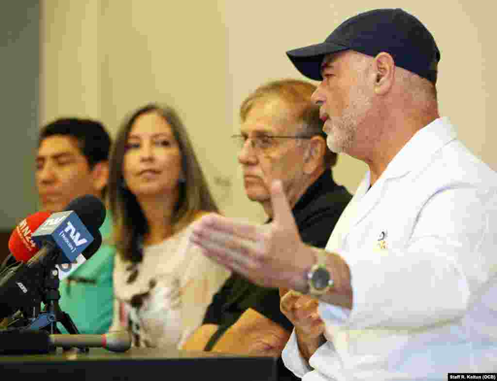 De izq. a der., el Dr. Luis de la Cruz, y Lesly Simon, del equipo de logística, Ernesto Ackerman, líder comunitario venezolano, y el Dr. Rafael Gottenger.