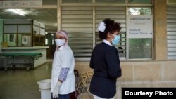 Trabajadores de salud en una policlínico de La Habana