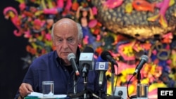 El escritor uruguayo Eduardo Galeano realiza una lectura de su obra en la Casa de las Américas, en La Habana (Cuba).