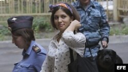 Nadezhda Tolokónnikova, componente grupo punk ruso Pussy Riot, escoltada al tribunal Jamóvniki de Moscú (Rusia) para asistir a una sesión de su juicio.