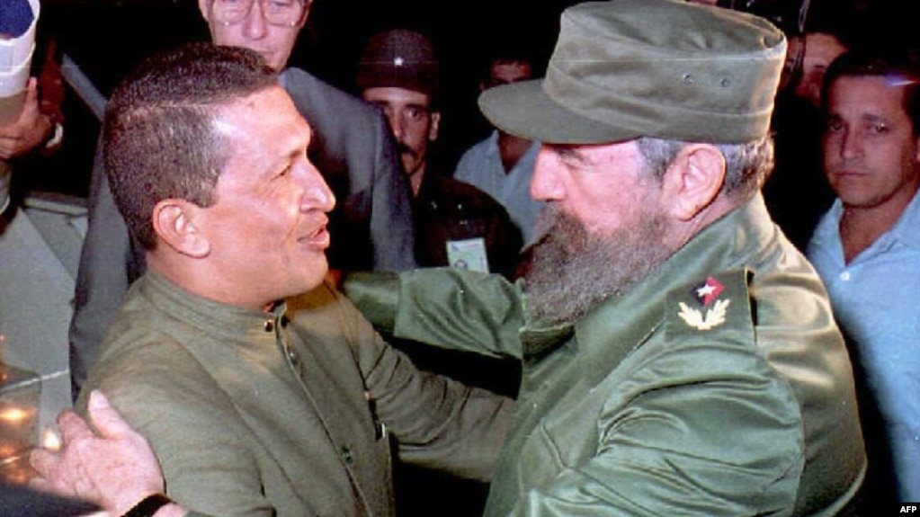 Fidel Castro y Hugo Chávez en el Aeropuerto Internacional José Martí, el 13 de diciembre de 1994. (Archivo)