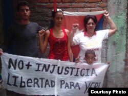 El activista Yusmel Acosta (ADO), Yisel Aguilar, Odalis Legrá (esposa de Yeris Curbelo) y la madre de Yeris. Foto: Cortesía, Yordis G.