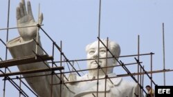 Trabajadores renuevan una estatua de Mao Zedong, en Chengdu, provincia de Sichuan, China.