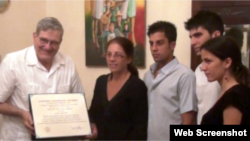 Entregan título honorífico a familia Payá