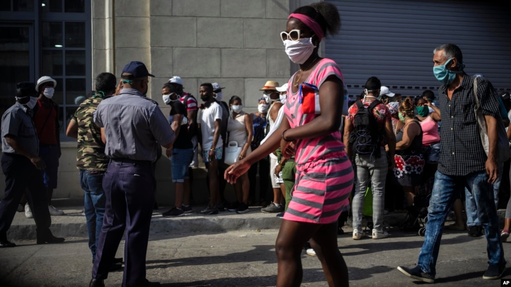 Cubanos se protegen en La Habana ante la pandemia de coronavirus.