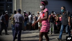 Cubanos se protegen en La Habana ante la pandemia de coronavirus.