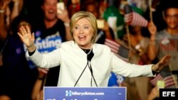 La precandidata demócrata Hillary Clinton habla en Miami, en un evento de campaña del Supermartes.