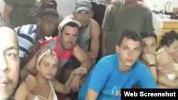 Los migrantes cubanos, incluida una bebé, que escaparon de las autoridades en Islas Caimán. 