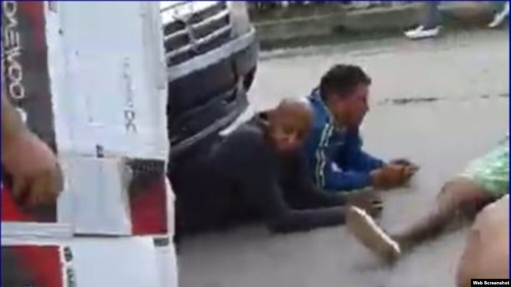 Fariñas y Bravo durante la protesta en Santa Clara.