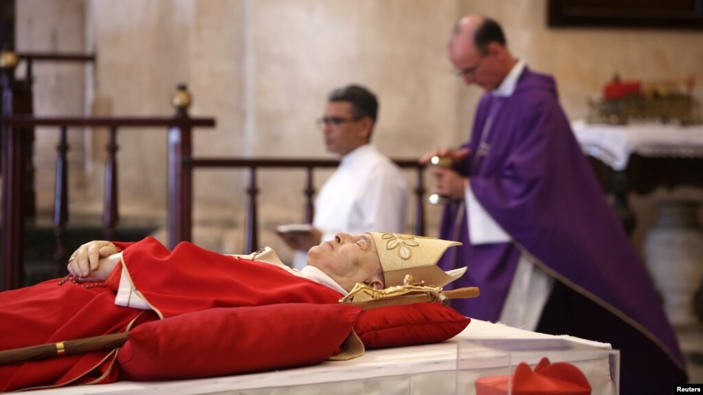 Miembros del clero celebran una misa de cuerpo presente en la Catedral de La Habana, en honor del cardenal Jaime Ortega Alamino