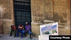 No buscan activamente empleo: entre un negocito turbio y otro, muchos jóvenes cubanos "hacen media" en alguna esquina.