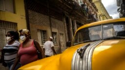 Transeúntes con mascarillas protectoras en una calle de La Habana. (AP/Ramón Espinosa)