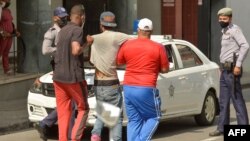 Un hombre es detenido durante una manifestación contra el gobierno del presidente cubano Miguel Díaz-Canel en La Habana, el 11 de julio de 2021.