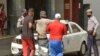 Un hombre es detenido durante una manifestación contra el gobierno del presidente cubano Miguel Díaz-Canel en La Habana, el 11 de julio de 2021.