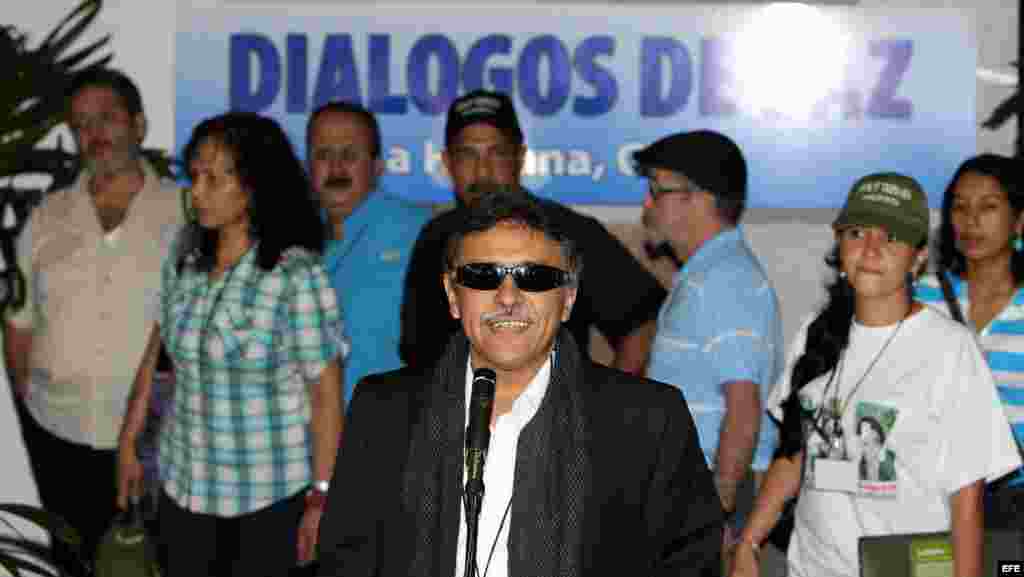 El miembro del Estado Mayor de las FARC Seuxis Paucias Hernández Solarte, alias "Jesús Santrich", ofrece declaraciones a la prensa hoy, martes 20 de noviembre, a su llegada Palacio de las Convenciones .