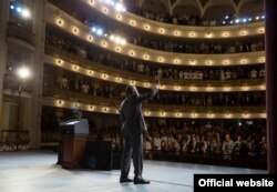 El presidente Barack Obama saluda a los presentes en el Gran Teatro de La Habana, donde pronunció su discurso en Cuba (White House)