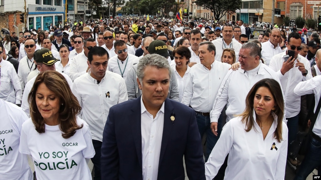 El presidente colombiano Iván Duque encabeza la marcha contra el terrorismo en Bogotá.