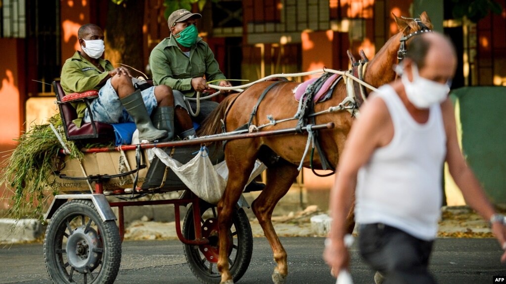 Muchos cubanos se ganan la vida como carretoneros. AFP