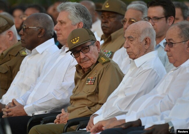 Raúl Castro, primer secretario del Partido comunista de Cuba y Miguel Díaz-Canel (2 izq.) en Santiago de Cuba.