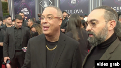 Isaac Delgado y Alain Pérez en la Alfombra Roja de los Latin Grammy en Las Vegas.