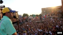 Henrique Capriles (i), pronunciando un discurso a seguidores en su visita a la localidad de El Tigre, Estado Anzoategui (Venezuela).