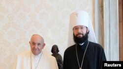 El papa Francisco sostiene una reunión con el obispo Antonij de la Iglesia Ortodoxa de Rusia, el 5 de agosto de 2022. (Vatican Media/Handout via Reuters).
