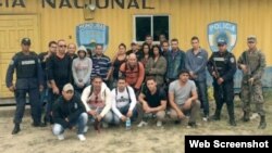 Cubanos indocumentados detenidos en frontera de Agua Caliente, Honduras