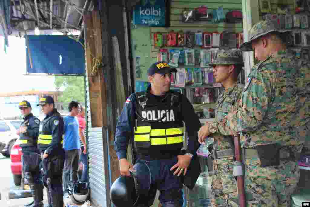 Policías de Costa Rica convrsan con agentes fronterizos panameños en la zona fronteriza hoy, jueves 14 de abril de 2016.