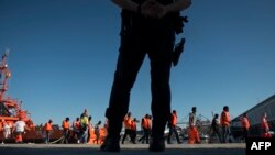 Migrantes arriban a las costas de Málaga en España.