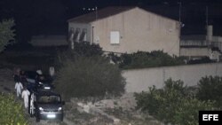 Agentes de la Policía Judicial inspeccionan la parcela de limoneros ubicada en la calle Serafín de Alba de la localidad murciana de Alquerías, donde fueron encontrados los cadáveres.