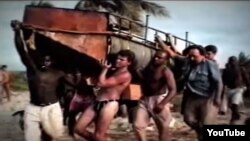 A diferencia de Camarioca y Mariel, en el éxodo de 1994 los cubanos se lanzaron al mar en cualquier cosa que flotara (video Luis J. Perea).