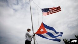 Izan en Miami las banderas de EEUU y Cuba. (Eva Marie Uzcategui/AFP)