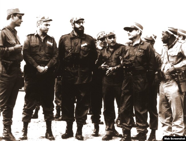 De izq. a der. el General Arnaldo Ochoa, el General Senén Casas, Fidel Castro, General Rafael del Pino, el General Chileno Anaya Castro y Victor Drake el jefe de la Dirección Política del MINFAR.